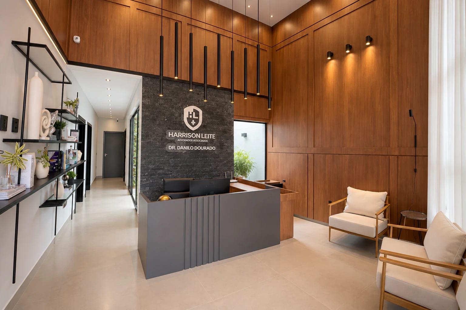 Recepção da unidade de Irecê do Harrison Leite Advogados, com parede de pedra escura e o brasão do escritório.